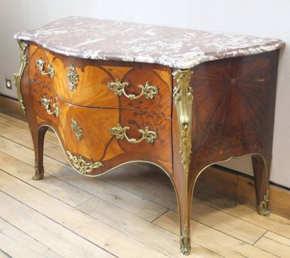 Deux commodes de style Louis XV formant pendant...