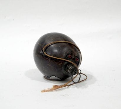 Noix de coco sculptée et transformée en gourde...