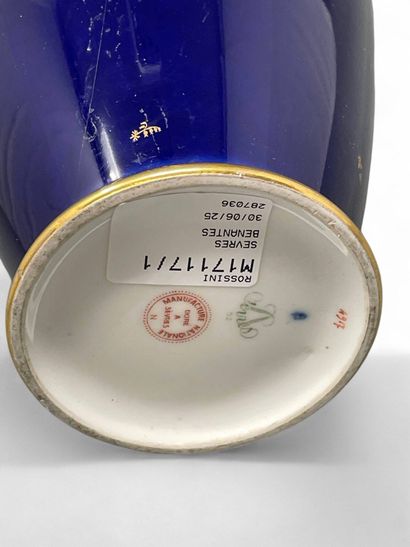SÈVRES
Vase en porcelaine bleu de four à...