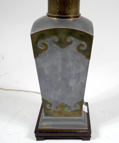 CHINE - XXe siècle
Vase à panse quadrangulaire...
