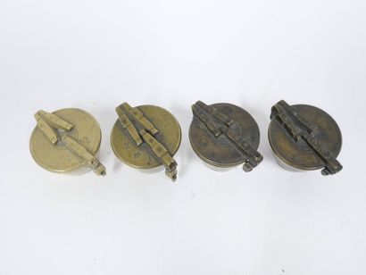 Ensemble de quatre piles de poids en bronze...