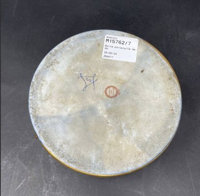 Boîte en porcelaine de forme ronde à couvercle...