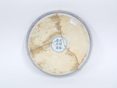 ASIE 
Assiette creuse en porcelaine au décor...