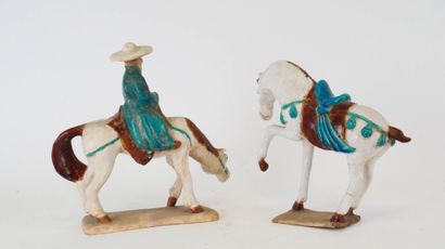 CHINE - XXe siècle
Deux statuettes en terre...