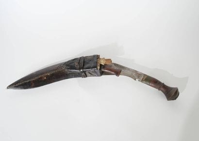 Fort couteau koukri.
Manche en bois et forte...