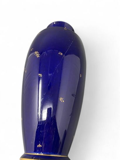 SÈVRES
Vase en porcelaine bleu de four à...