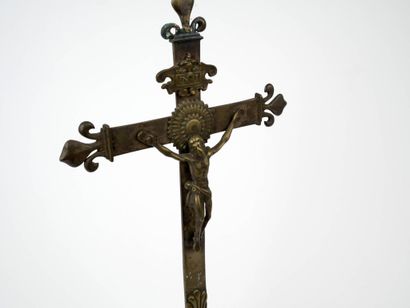 Crucifix en métal cuivreux
Monogrammé FM...