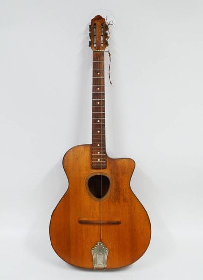 Guitare sèche portant sa marque au fer 