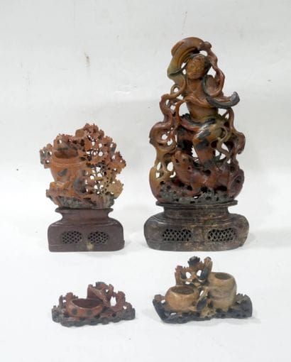 Lot de quatre sculptures en pierre dure
Une...
