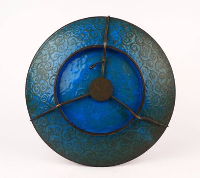 Plat rond en cuivre à décor en émaux cloisonnés...