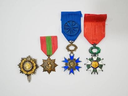 FRANCE
Lot comprenant une croix de chevalier...