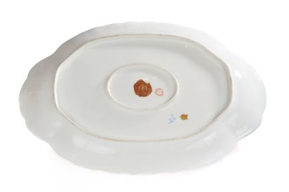SÈVRES, dans le goût.
Plat ovale en porcelaine...