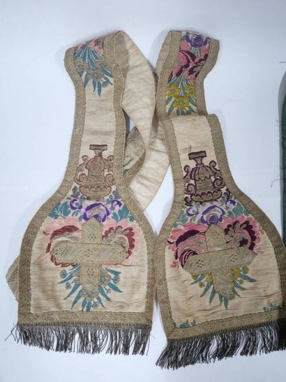 CATHOLICA 
Lot comprenant un revers de chasuble...