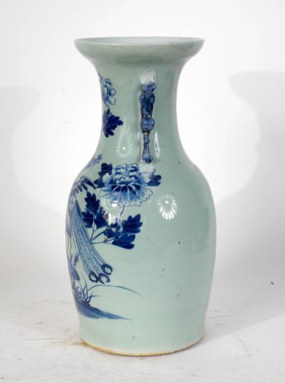 CHINE, XXe siècle 
Vase en porcelaine blanc...