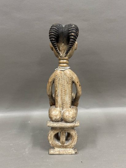 Maternité africaine en bois sculpté et collier...