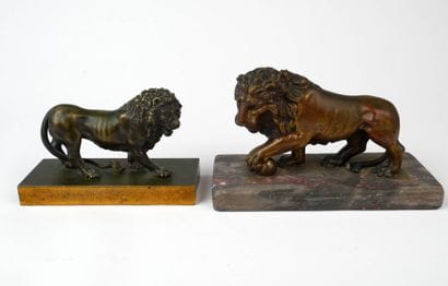 Lot de deux lions en bronze à patine brune...