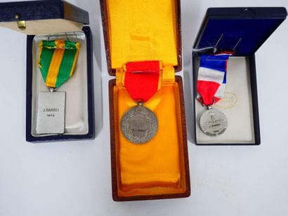 Lot de 3 médailles décernées à titre civil,...