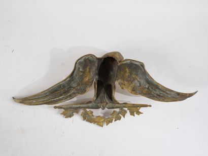 Aigle étendard en bronze à patine dorée aux...