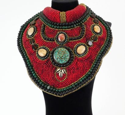 NEPAL - XXe siècle
Collier plastron en forme...