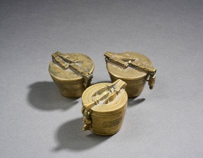 Ensemble de trois piles de poids en bronze...