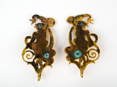 Deux crochets en bronze doré figurant deux...