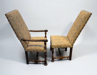 Paire de fauteuils et deux chaises en noyer...