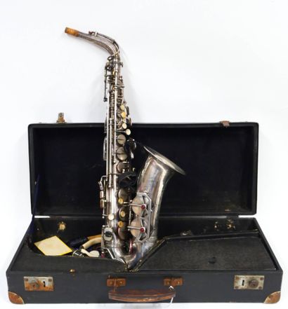 Saxophone alto de la marque DOLNET à Paris...
