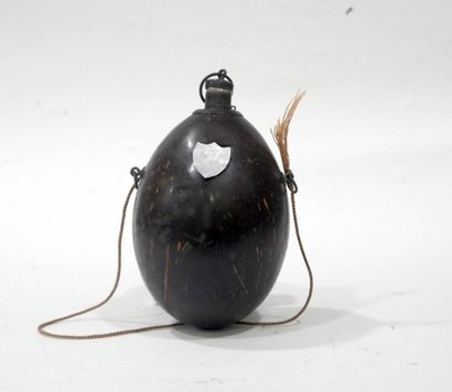 Noix de coco sculptée et transformée en gourde...