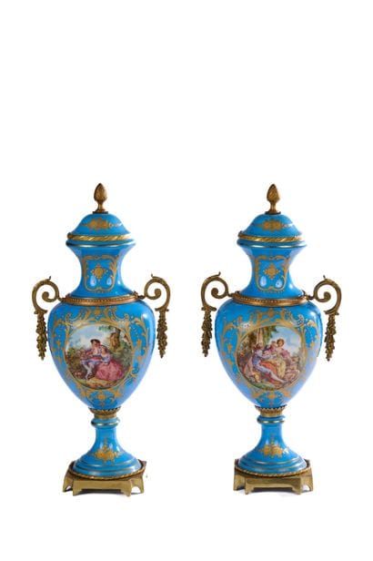 SÈVRES, dans le goût.
Paire de vases balustres...