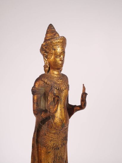 THAILANDE, 
Bouddha debout, vêtu d'une robe...