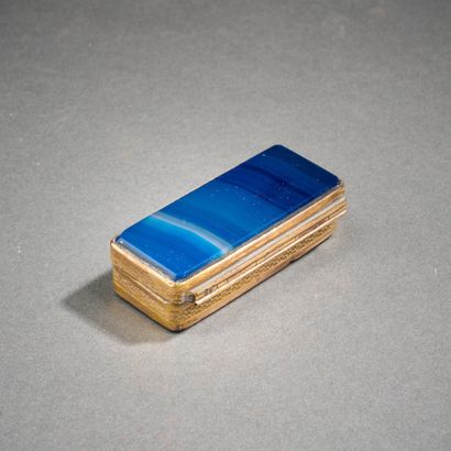 Petite tabatière rectangulaire en agate bleue...