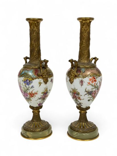 Paire de vases ovoïdes en porcelaine, à décor...