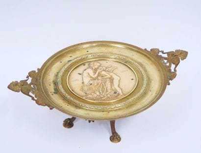 Coupe quadripode en bronze doré au médaillon...