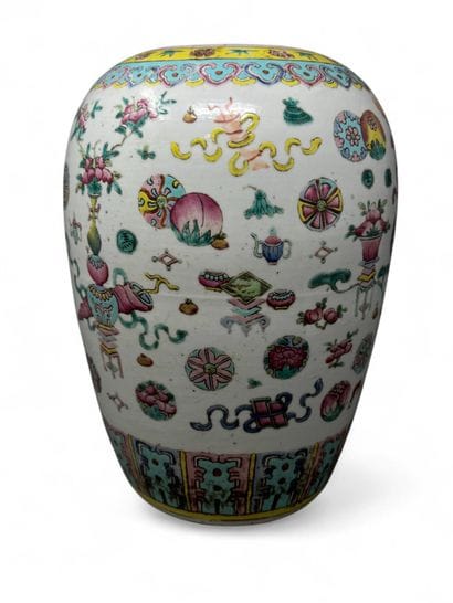 CHINE. Pot en porcelaine dans le goût de...