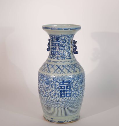 CHINE, fin XIXe siècle. 
Vase balustre en...