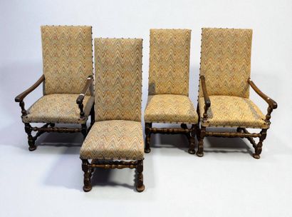 Paire de fauteuils et deux chaises en noyer...
