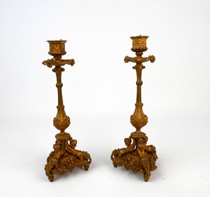 Paire de flambeaux en bronze ciselé et doré,...