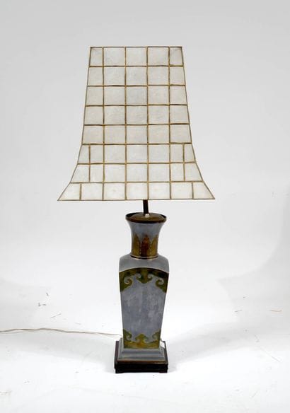 CHINE - XXe siècle
Vase à panse quadrangulaire...
