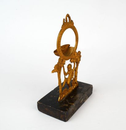 Porte-montre en métal doré figurant un putto...