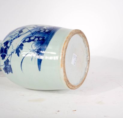 CHINE, XXe siècle 
Vase en porcelaine blanc...