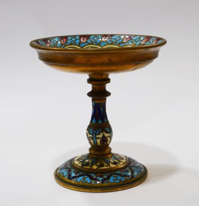 Coupe circulaire sur pied en bronze doré...