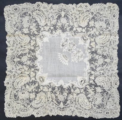 Mouchoir de mariage en linon bordé de dentelle...