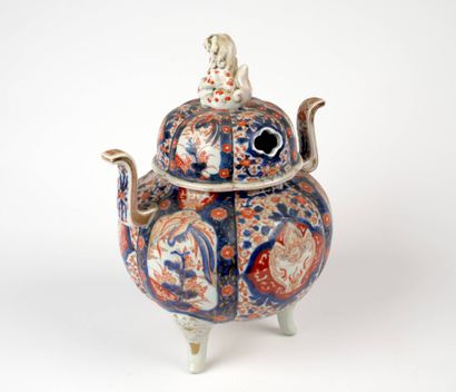 JAPON 
Brûle-parfum en porcelaine tripode...