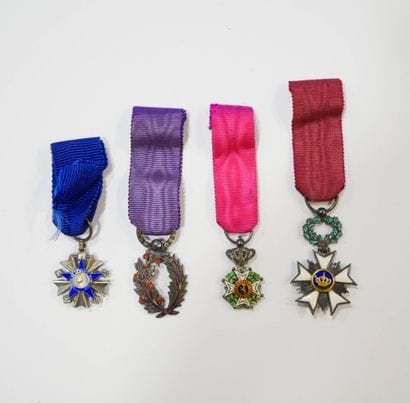 Lot de 4 médailles en réduction en argent...