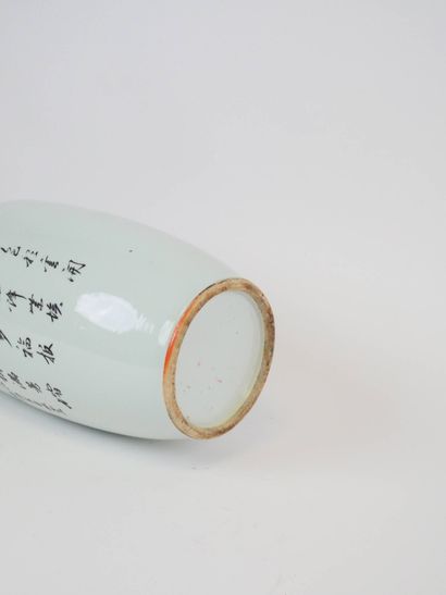 CHINE, XXeme, 
Vase balustre en porcelaine...