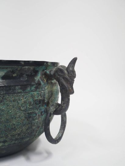 CHINE, XXe
Bol de style archaïque en bronze...