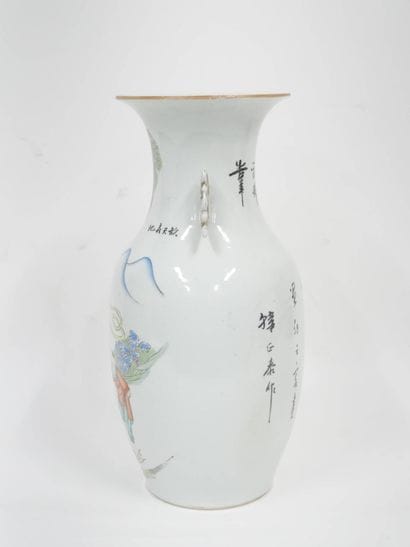 CHINE, XXe siècle
Vase balustre en porcelaine...