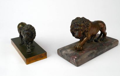 Lot de deux lions en bronze à patine brune...