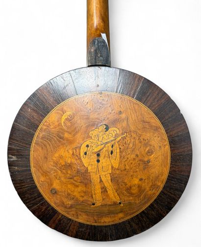 Mandoline en bois à décor sculpté de fleurs...