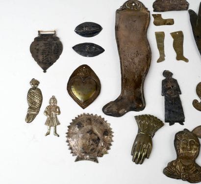 Collection d'ex-voto majoritairement anthropomorphes...